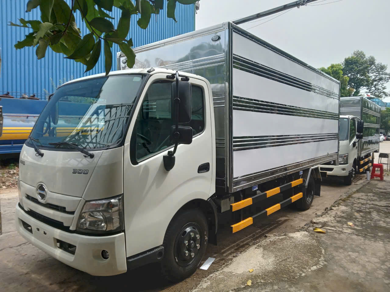 Hino 3,5 Tấn Thùng Kín XZU720L